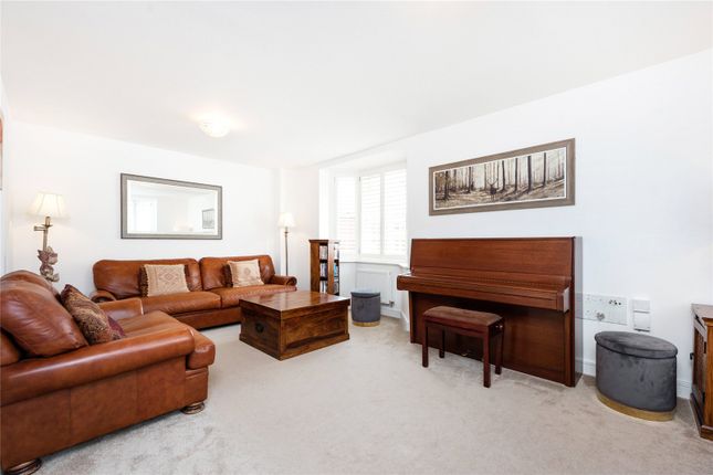 8, Griffiths Close, Bushey photo 3