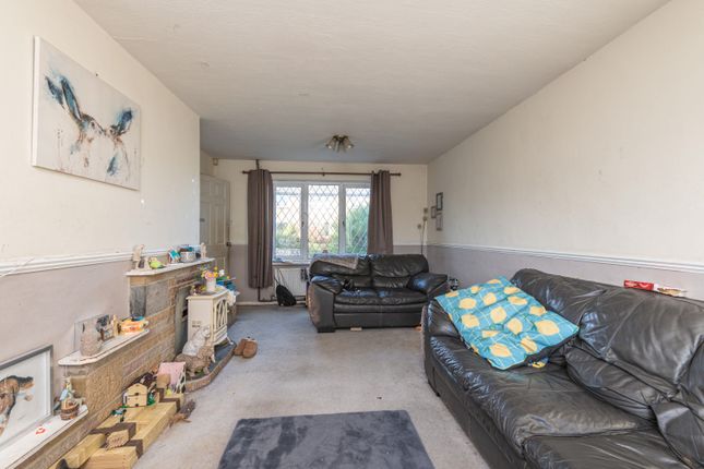 18, Teddington Avenue, Huddersfield photo 3