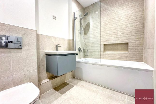 Flat 1, River Cray House, 154 Crayford Road, Crayford photo 3
