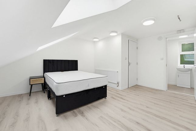 Room 4, 14 Gloucester Road, Acton photo 2