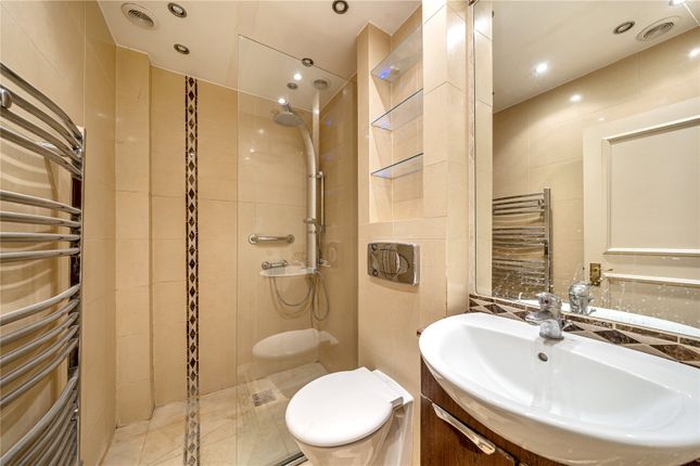 Flat for sale in Ravenscroft Avenue, London