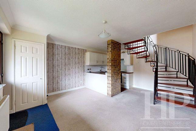 13 Woodcourt, Crawley photo 2