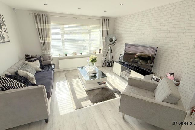 11, Pembroke Drive, Waltham Cross photo 3