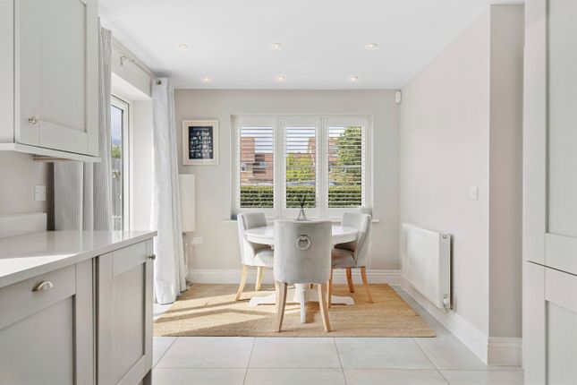 29, Skylark Place, Farnham photo 3