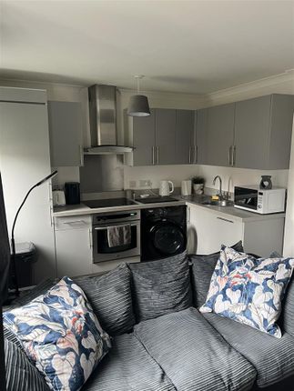 121, Bader Gardens, Slough photo 3