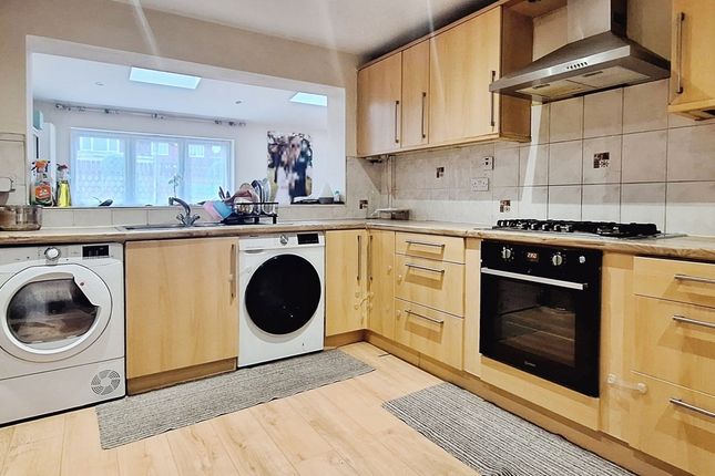 Ramsey Close, Ealing photo 3