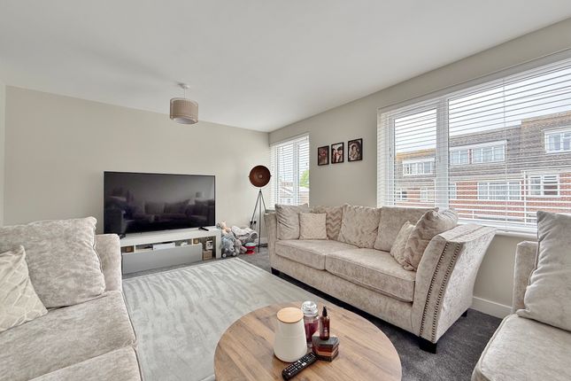 3, Oakapple Gardens, Portsmouth photo 3