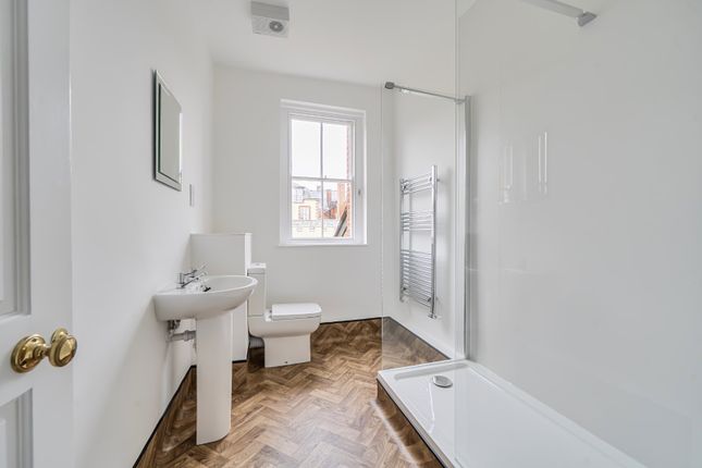 Top Floor Flat, 9, St Peter Street, Hampshire photo 2