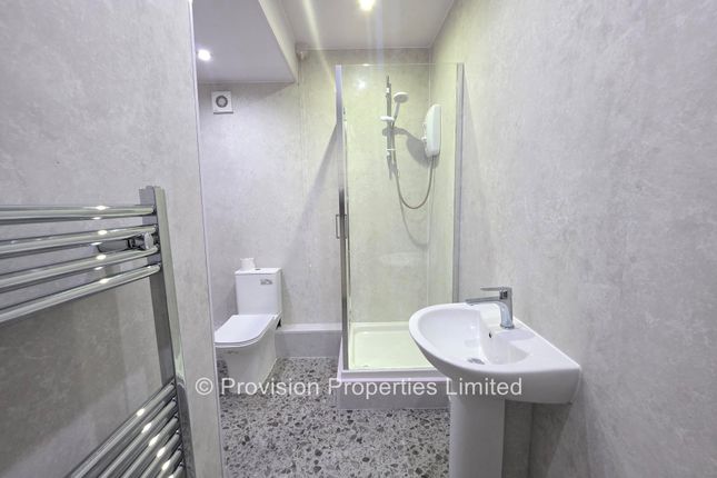 Welton Place, Hyde Park photo 3