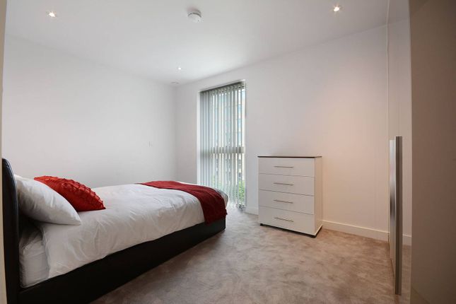 Thumbnail Flat to rent in New Paragon Walk, Elephant And Castle, London
