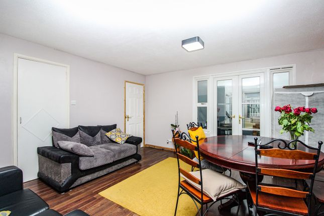 6 Pyecombe Court, Cuckfield Close, Crawley photo 4