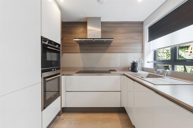 House 6, Whittlebury Mews East, London photo 4