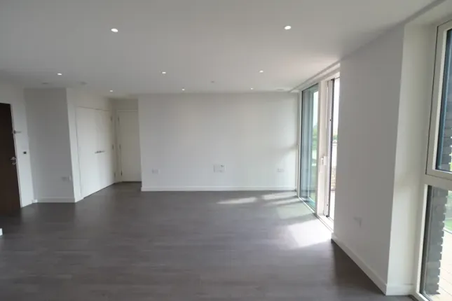 31 Sandpiper Building, Newnton Close, London photo 2