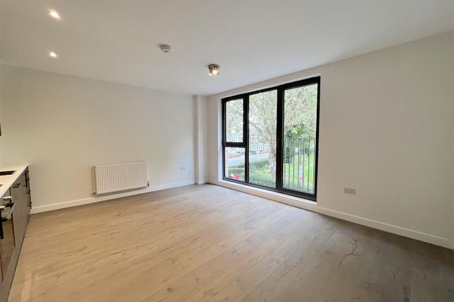 Flat 1 Parkview, 94 Frobisher Road, London photo 2