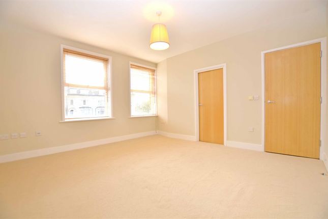 Flat to rent in Stanley Road, Teddington