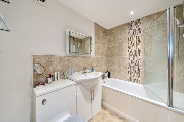 Flat for sale in Albany House, Lansdown Road, Cheltenham, Gloucestershire