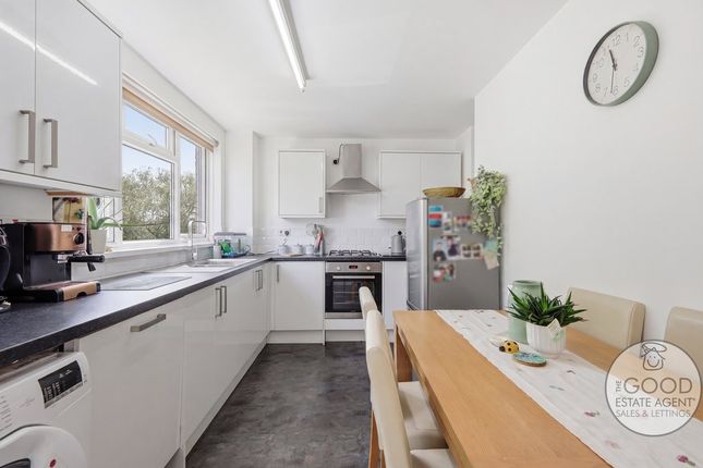 129, Highwood Lane, Loughton photo 3