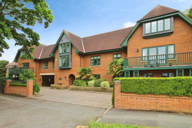 Thumbnail Flat to rent in Knutsford Road, Wilmslow, Cheshire