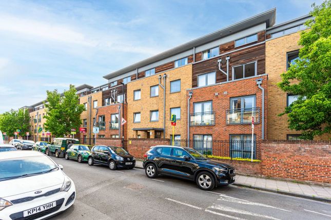 Flat to rent in Effra Parade, Brixton, London