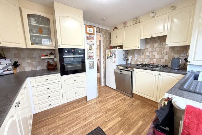 27 The Crescent, Allington Gardens, Allington photo 2