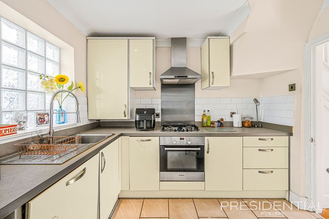 18 Habgood Road, Loughton photo 3