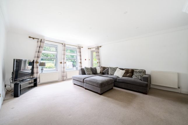 Flat 8,, Tudor Grange, Weybridge photo 4