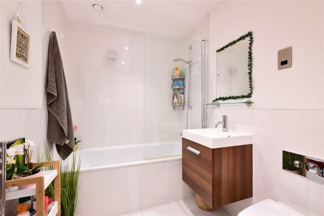 Flat 4, Regent Place, 75, Sycamore Road, Buckinghamshire photo 3