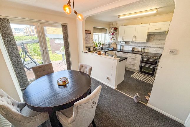 51 Dee Road, Reading photo 3