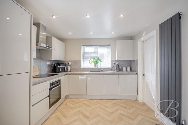 38, Houldsworth Crescent, Chesterfield photo 4