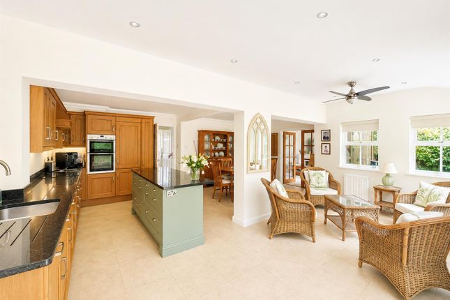 12, Farm Close, Sutton photo 5