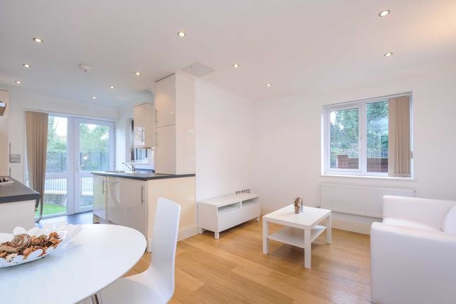 Flat to rent in Palace Road, London