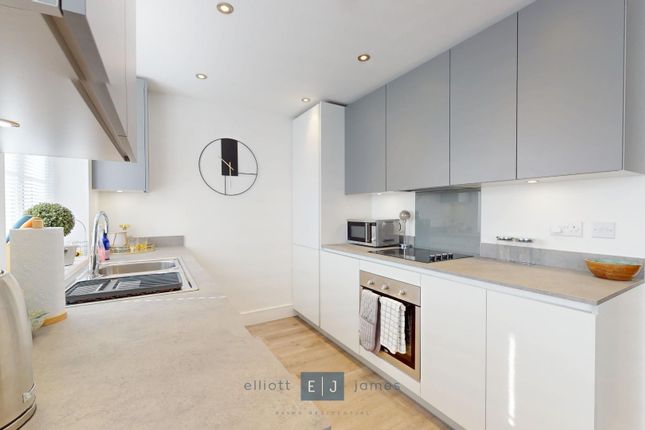 3, Royal Oak Close, Loughton photo 3