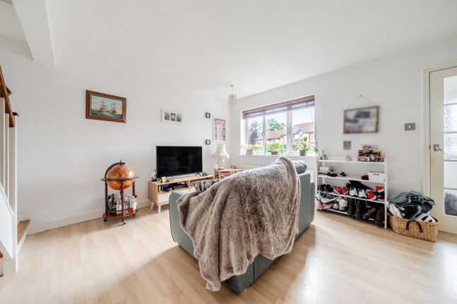 2, Stonecrop Road, Surrey photo 4