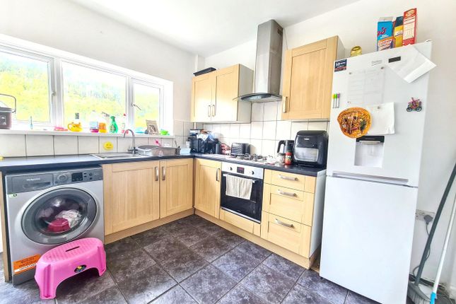 11, The Avenue, Bridgend photo 3