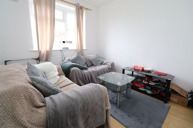 111 Benbow Crescent, Poole photo 2