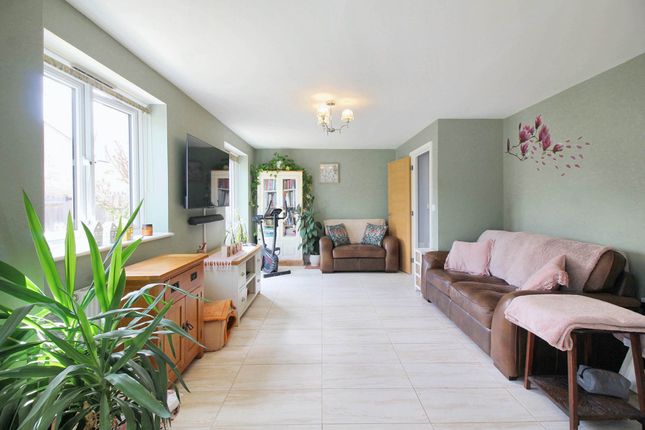 41, Topaz Lane, Aylesbury photo 3