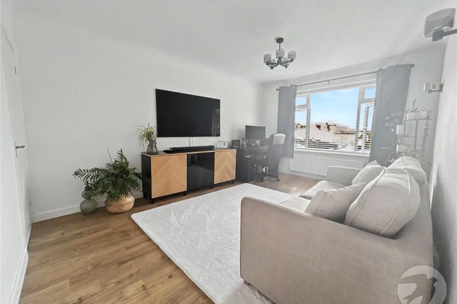 23, Christopher Close, Kent photo 2