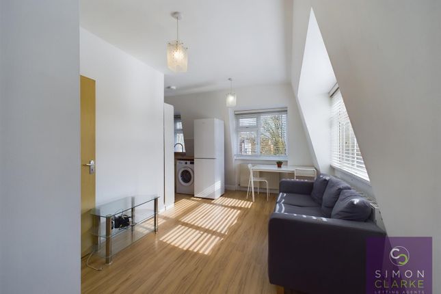 Flat to rent in Moss Hall Grove, London