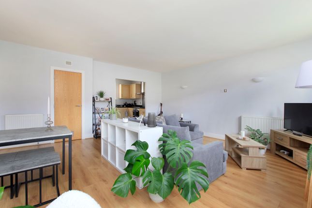 Flat for sale in Pavilion Square, Wandsworth Common, London