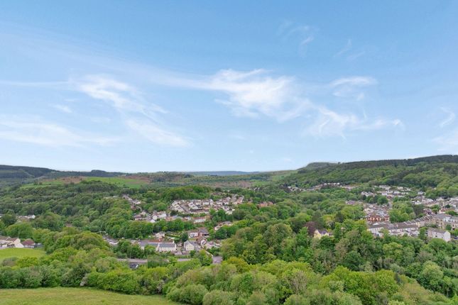 32 Ty Llwyd Parc, Treharris photo 2