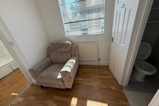 Flat 3d  227, West Barnes Lane, New Malden photo 2