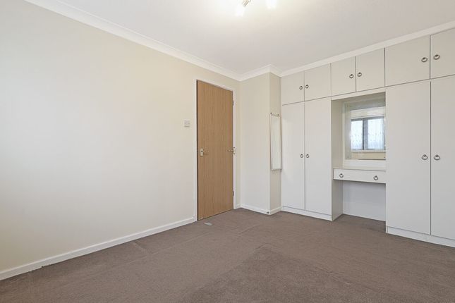 Flat for sale in Lincoln Court, 634-658 Eastern Avenue, Gants Hill, Ilford, Essex