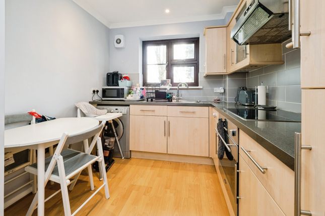 32, Orchid Close, Romford photo 3