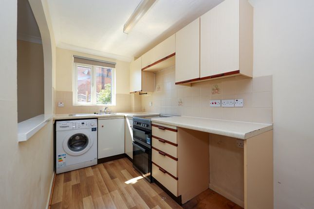 17, Abinger Way, Surrey photo 3