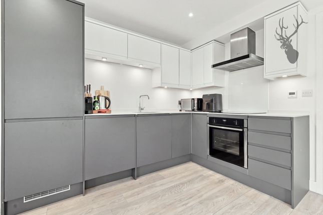 Flat 13, Aubrey House 165H High Road, Loughton photo 4