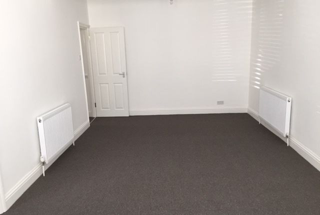 F2, 23, Chestnut Road, London photo 5