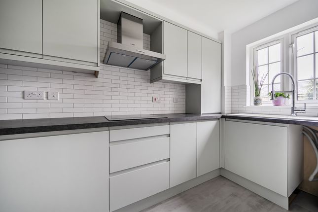 Flat 12, Freame House, 6, Cunard Crescent, London photo 4