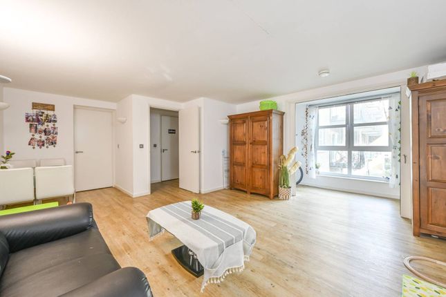 Flat to rent in The Grainstore, Royal Docks, London
