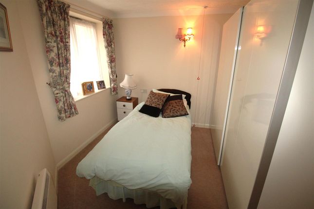 Flat for sale in Oakleigh Close, Swanley