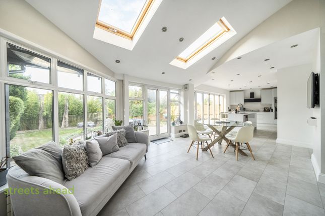 6, Grove Wood Hill, Coulsdon photo 2
